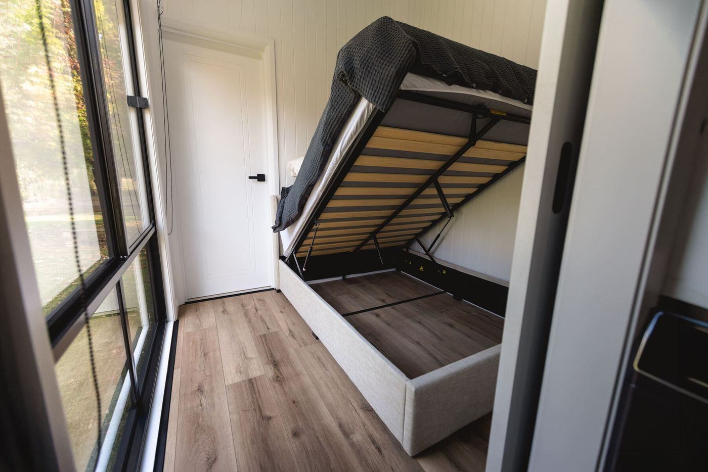 Lift storage bed mechanism in the Panarama